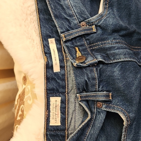 EUC Levi Dark Blue High Rise Straight Jeans-Size 27 Waist​​​​​​​​ - Picture 3 of 5